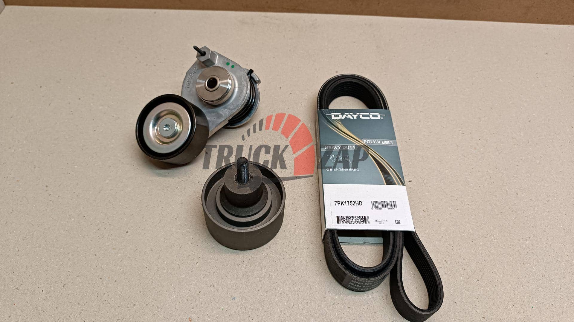 Ремень приводной поликлиновой 7PK1752 DAF комплект с роликом и нятяжителем DAYCO